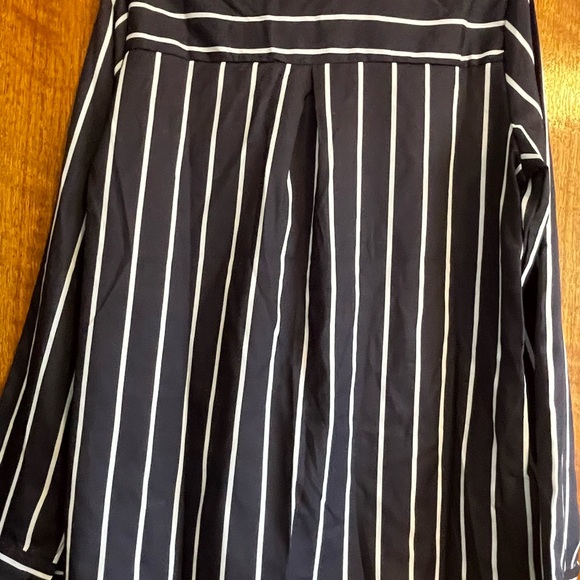 Sleek nice brand new pin stripe blouse - Picture 3 of 4